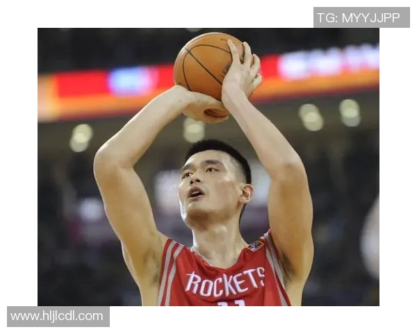 姚明罚球时的握手瞬间展现体育精神与友谊的完美结合