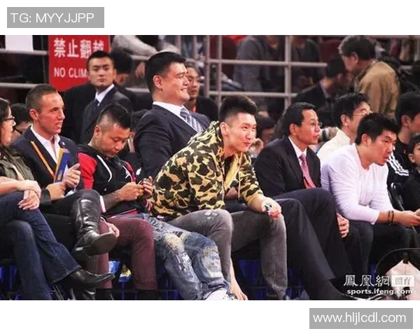 孙悦与姚明亲密合影展现篮球巨星友谊与默契瞬间的珍贵记录